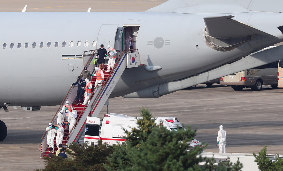 의료진들이 다목적 공중급유수송기(KC-330) 1호기에서 장병들을 들것을 이용하거나 부축해 구급차로 이송하고 있다. 성남/강창광 기자 chang@hani.co.kr