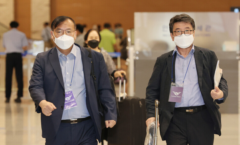 Second Vice Minister of Health and Welfare Kang Do-tae (left) arrives at Incheon International Airport on Sunday from his trip to the US to visit Moderna Inc. over delayed deliveries of COVID-19 vaccine. (Yonhap News)