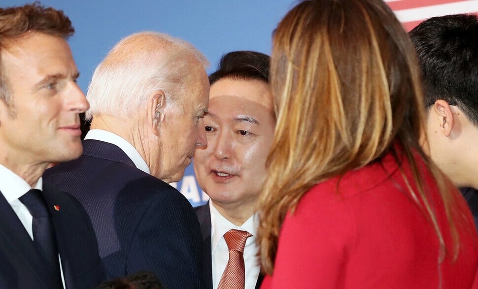 President Yoon Suk-yeol speaks to President Joe Biden of the US on Sept. 21 (local time) following a meeting for the Global Fund in New York. (Yonhap)