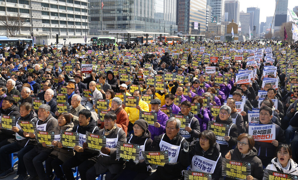 윤석열 즉각퇴진·사회대개혁비상행동 주최로 17일 오후 서울 광화문 광장에서 열린 윤석열 즉각 파면 촉구 각계 긴급시국선언 집회에서 참가자들이 내란수괴 윤석열의 즉각 파면을 외치고 있다. 윤운식 선임기자 yws@hni.co.kr