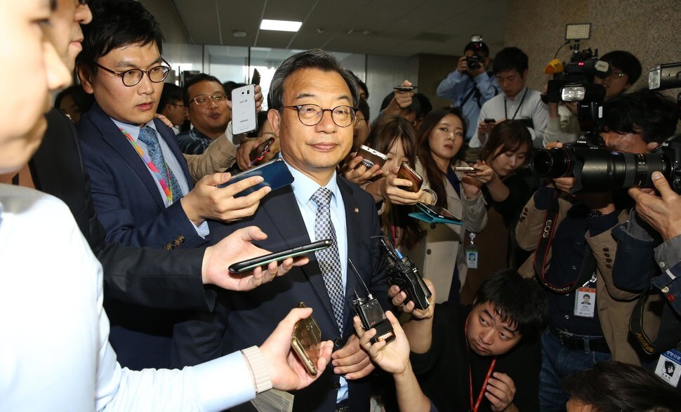 Saenuri Party leader Lee Jung-hyun responds to reporters‘ questions as he leaves a closed-door meeting of the Saenuri’s leadership on the topic of the Choi Sun-il scandal