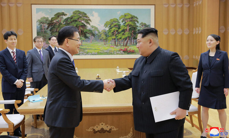 South Korean special envoy Chung Eui-young meets with North Korean leader Kim Jong-un in Pyongyang on Mar. 5. Kim was carrying a personal letter written by South Korean President Moon Jae-in. In the background is Kim Yo-jong