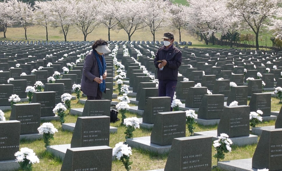 Surviving family members and descendants of Jeju Massacre victims attend a memorial ceremony on the 72nd anniversary of the massacre at Jeju 4.3 Peace Park on Apr. 2. (photos by Huh Ho-joon)