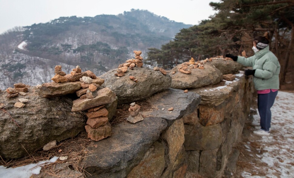 성벽 위에 여행객들이 소원을 빌며 쌓아 올린 돌탑이 즐비하다.