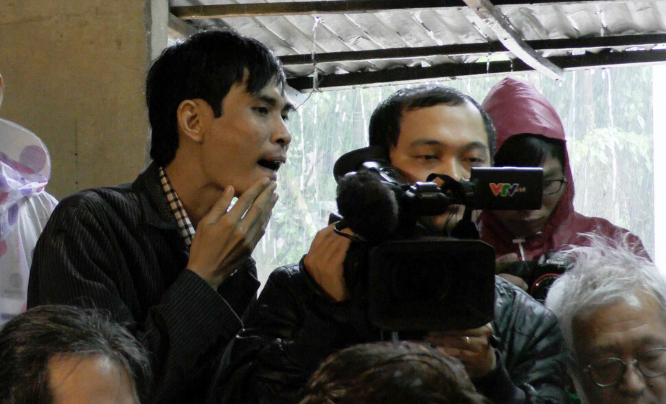 Hoa Nyut Thao (left) shoots his documentary “The Last Lullaby