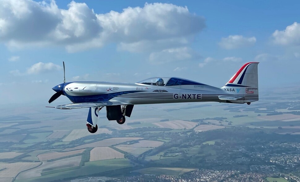 2021년 9월15일 영국의 엔진 제작 전문업체 롤스로이스가 제작해 ‘혁신 정신’(Spirit of Innovation)으로 명명한 순수 전기동력 항공기가 영국 상공에서 성공적으로 시험비행을 하고 있다. 롤스로이스 누리집 갈무리