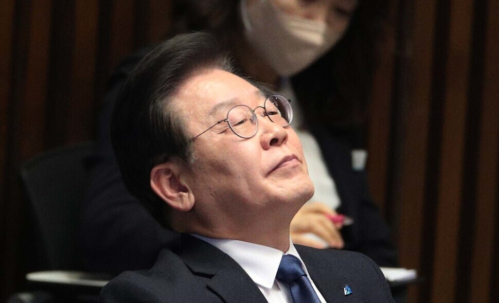 Democratic Party leader Lee Jae-myung sits in the National Assembly hall as Minister of Justice Han Dong-hoon explains the request for consent to arrest Lee that lawmakers will vote on, on Feb. 27. (Kim Bong-gyu/The Hankyoreh)
