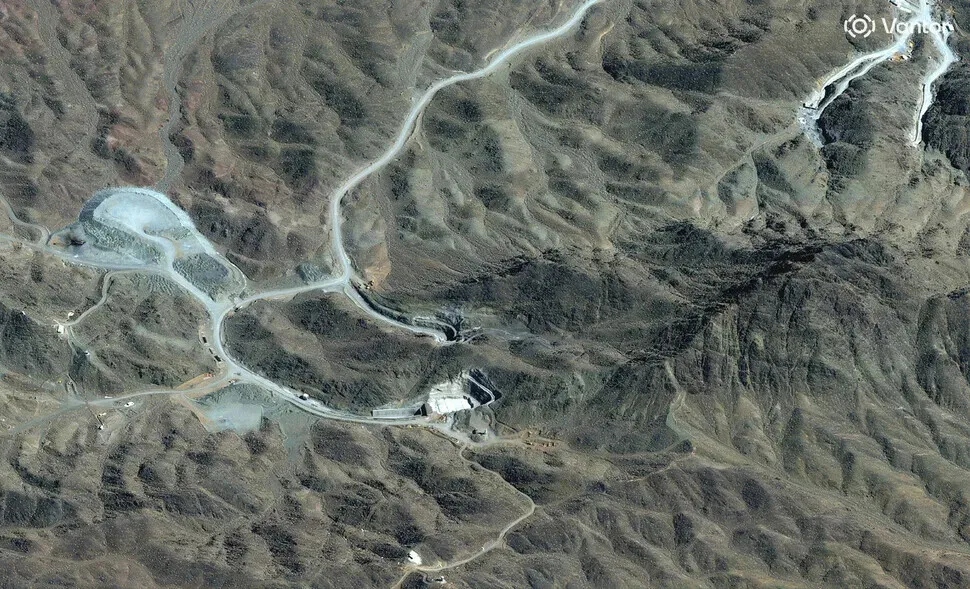 A satellite image captured by Vantor shows the tunnels in Pickaxe Mountain, near Iran’s Natanz nuclear facility, on March 7, 2026. (AP/Yonhap)