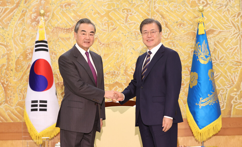 South Korean President Moon Jae-in and Chinese Foreign Minister Wang Yi shake hands at the Blue House on Nov. 26. (Yonhap News)