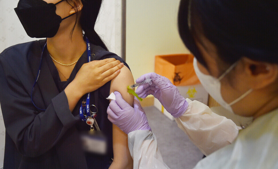 A health worker under 30 receives a dose of Moderna’s COVID-19 vaccine at a hospital in Daegu on Wednesday. (Yonhap News)