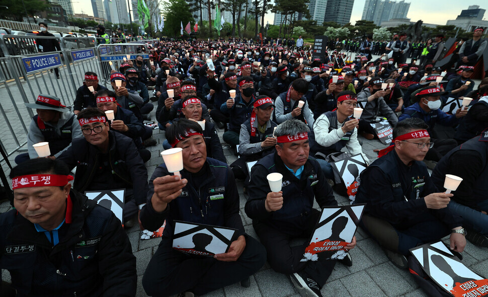Members of the Korean Confederation of Trade Unions hold a memorial rally outside of the presidential office in Seoul’s Yongsan District on May 2, the day that a district leader of their affiliated construction workers union died after self-immolation. (Kim Gyoung-ho/The Hankyoreh)