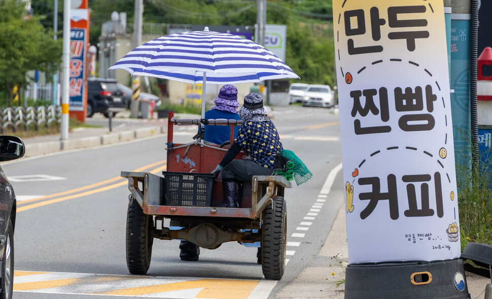 간조 시간에 맞춰 섬 주민들이 경운기를 타고 갯벌로 향한다.