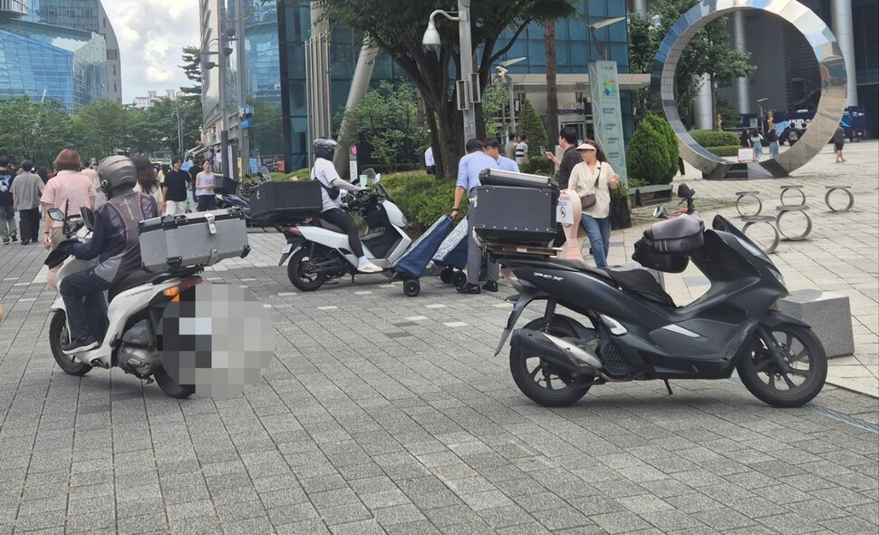 2025년 7월21일 서울 마포구 상암동에서 오토바이가 배달음식을 들고 이동하고 있다. 신다은 기자