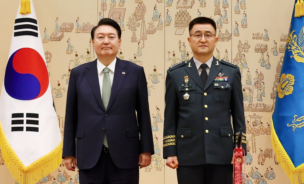 윤석열(왼쪽)이 2024년 10월30일 서울 용산구 대통령실 청사에서 열린 장성 보직 신고 및 삼정검 수치 수여식에서 당시 육군참모총장 박안수에게 수치수여를 하고 기념 사진을 찍고 있다. 대통령실사진기자단