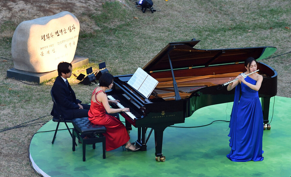Japanese flutist Ayako Takagi and Japanese pianist Ayako Uehara perform at a one year anniversary celebration of the Panmunjom Declaration on the South Korean side of Panmunjom on Apr. 27. (photo pool)