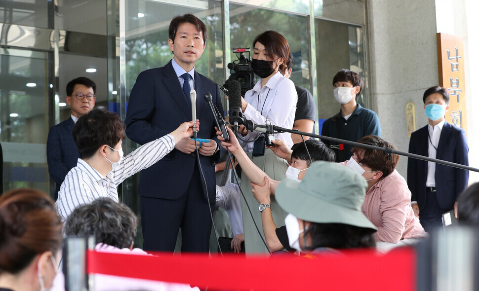 Lee In-young, nominee to serve as the new unification minister, talks to reporters about the South Korea-US working group in front of the Office of Inter-Korean Dialogue on July 6. (Lee Jong-keun, staff photographer)