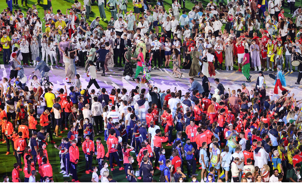 2021년 8월 일본 도쿄올림픽 스타디움(신국립경기장)에서 열린 ‘2020 도쿄올림픽’ 폐회식에 각국 선수단이 모여 있다. 올림픽사진공동취재단