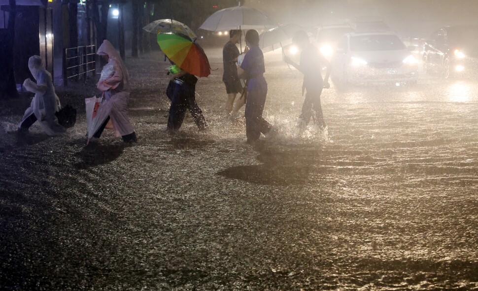폭우가 내린 2022년 8월8일 밤, 서울 강북의 한 횡단보도가 물에 잠겨 있다. 연합뉴스