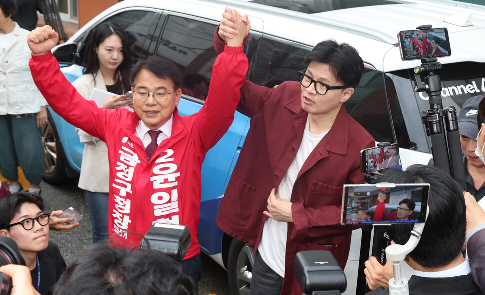 한동훈 국민의힘 대표가 2024년 10월15일 오후 부산 금정구 대한노인회 부산 금정구지회 건물 앞에서 시민들에게 윤일현 금정구청장 보궐선거 후보의 지지를 호소하고 있다. 연합뉴스