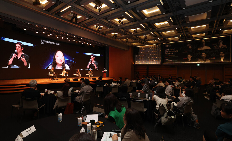 야엘 아이젠스타트 ‘민주주의를 위한 사이버보안’ 이사(화면 왼쪽)와 오드리 탕 대만 사이버 대사 겸 제1대 디지털 장관(화면 가운데) 등 패널들이 25일 제4회 사람과디지털포럼이 열린 서울 중구 대한상공회의소 국제회의장에서 ‘민주주의와 알고리즘의 동행을 위해: 정부, 기업, 시민사회의 역할은’을 주제로 토론하고 있다. 왼쪽부터 박원호 서울대 교수(정치외교학), 이해민 조국혁신당 의원, 야엘 아이젠스타트 이사, 마티아스 슈필캄프 알고리즘워치 이사. 신소영 기자 viator@hani.co.kr