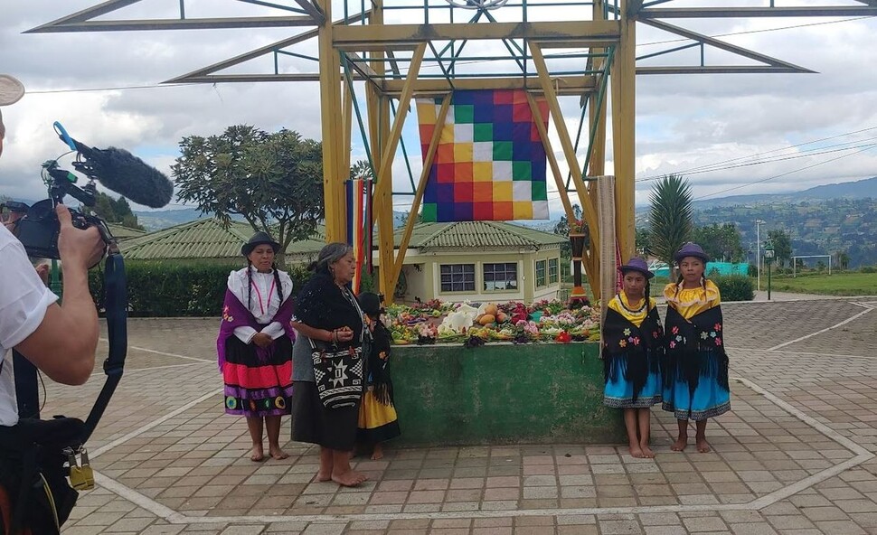 2024년 2월20일 콜롬비아 파스토의 원주민 학교에서 마을 원로와 학생들이 원주민 정체성을 상징하는 위팔라 깃발 아래 신선한 꽃과 과일을 차려놓고 정우성 유엔난민기구 친선대사의 방문을 환영하고 있다. 조일준 선임기자