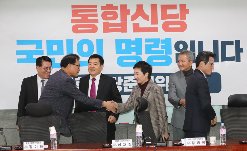 Shim Jae-chul of Liberty Korea Party (third from left), Jeong Byeong-gook of the New Conservative Party (far right), and Lee Un-ju, co-president of Onward for Future 4.0 (fourth from left) green each other during a meeting for a merger of conservative parties at the National Assembly on Feb. 10. (Kang Chang-kwang, staff photographer)