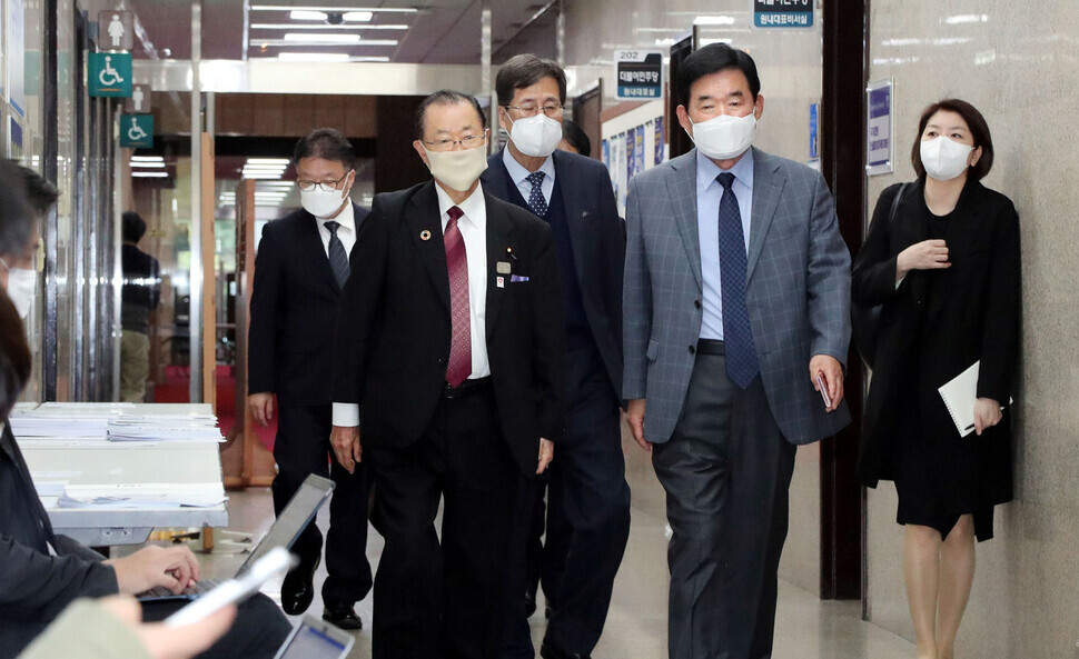 Takeo Kawamura (left), a Japanese lawmaker in the Liberal Democratic Party and head of the Japan-Korea Parliamentarians’ Union, heads to his meeting with South Korean lawmaker Lee Nak-yeon of the Democratic Party at the South Korean National Assembly on Oct. 18. (Yonhap News)
