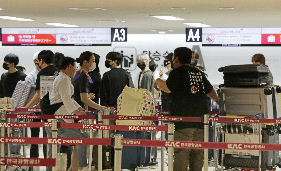 People wait in line at the departure area of Gimpo International Airport on June 29, 2022, the day that direct flights to Haneda, Japan, were restored. (Kim Myoung-jin/The Hankyoreh)