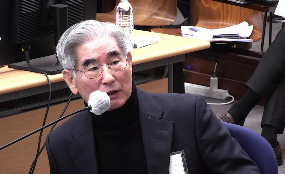 전 국방부 장관 김용현이 2025년 12월30일 서울중앙지법에서 열린 윤석열의 내란 우두머리 사건 공판 증인으로 출석해 답변하고 있다. 서울중앙지법 제공