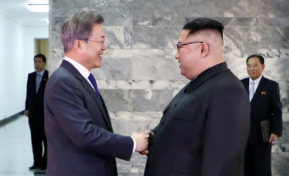 South Korean President Moon Jae-in and North Korean leader Kim Jong-un shake hands before their summit at Unification House (Tongilgak) on the North Korean side of Panmunjeom on May 26. (provided by Blue House)