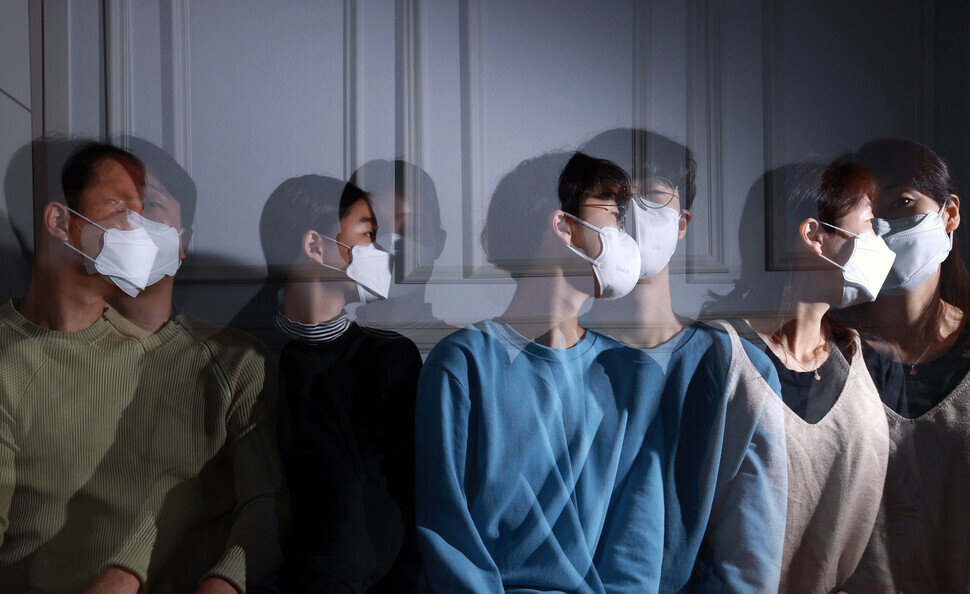 Overlapping images of a family wearing a mask. (Yonhap News)
