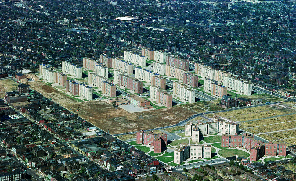 미국 세인트루이스에 건설된 대단위 공공임대아파트단지 프루이트 아이고(1951~1955). 모더니즘 건축 개념을 모범적으로 구현한 서계로 찬사받았으나, 빈곤·범죄·인종차별의 온상이 되어 비판에 시달리다 철거되었다.