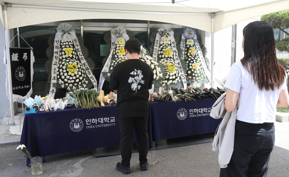 학교 안에서 일어난 성폭력 사건으로 숨진 피해자 대학생 ㄱ씨의 추모 공간이 마련된 인하대에서 2022년 7월17일 학생들이 ㄱ씨를 추모하고 있다. 한겨레 윤운식 선임기자