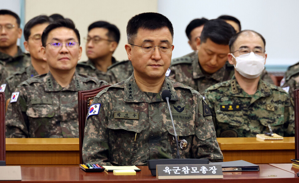 육군참모총장 박안수(앞줄 가운데)가 2024년 12월10일 서울 영등포구 국회에서 열린 국방위원회 전체회의에 참석해 있다. 한겨레 김경호 선임기자 jijae@hani.co.kr