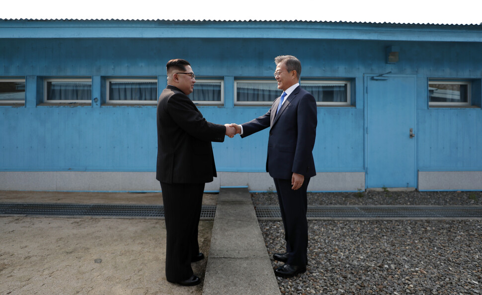 2018년 4월27일 문재인 대통령(오른쪽)과 김정은 북한 국무위원장이 남북 정상회담에 앞서 판문점 군사분계선에서 처음 만나 악수하고 있다. 청와대 제공