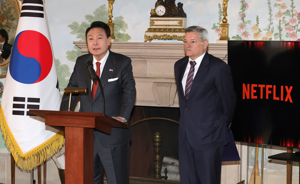 President Yoon Suk-yeol of South Korea speaks at the Blair House in Washington, DC, on April 24, where he is joined by Netflix Co-CEO Ted Sarandos. (Yoon Woon-sik/The Hankyoreh)