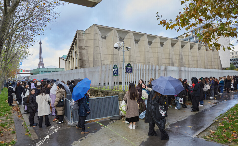 Les fans font la queue devant le siège de l'UNESCO à Paris, en France, pour regarder Seventeen le 14 novembre.  (Image gracieuseté de Pledis Entertainment)