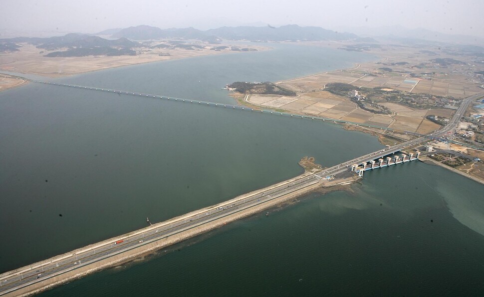 영산강 하굿둑은 하굿둑 아래 터널을 설치하는 방식으로 바닷물 유통 방안이 제안됐다. 2009년 영산강 하굿둑의 모습. 한겨레 자료