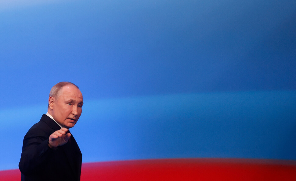 5선에 성공한 블라디미르 푸틴 러시아 대통령이 2024년 3월17일 밤(현지시각) 모스크바에서 기자회견을 마친 뒤 손을 들어 보이며 퇴장하고 있다. REUTERS