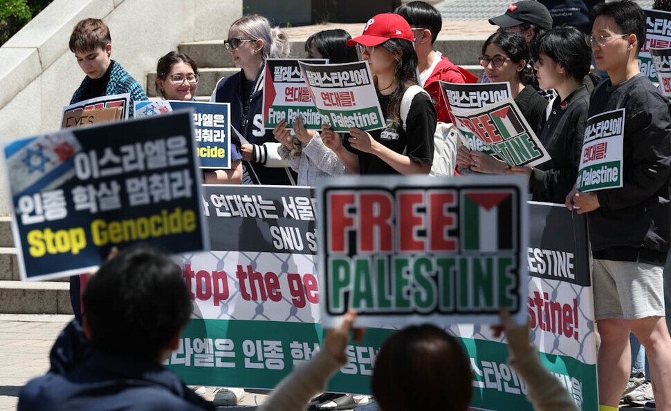 Members of SNU Soobak, a student organization for solidarity with Palestine, chant slogans during their rally on the college's campus on May 8, 2024. (Kim Jung-hyo/The Hankyoreh)