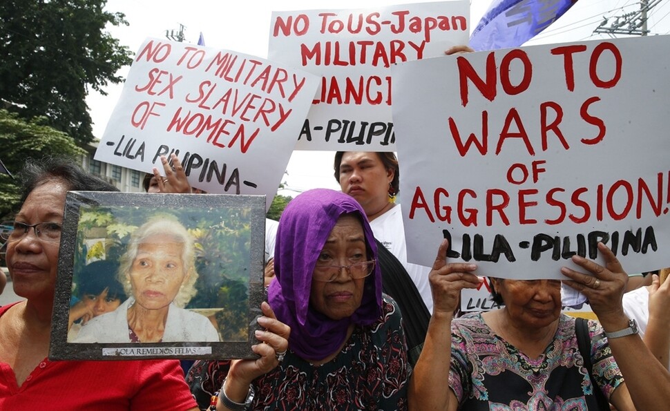 8월14일 필리핀 마닐라에서 시민들이 일본군 성노예제 피해자의 사진을 든 채 전쟁범죄에 대한 일본 정부의 사죄를 요구하고 있다.