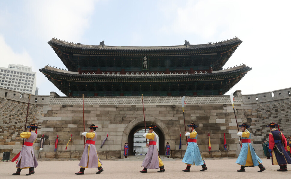 A reenactment of the opening of Sungnyemun Gate takes place in central Seoul’s Jung District on March 15. (Yoon Woon-sik/The Hankyoreh)