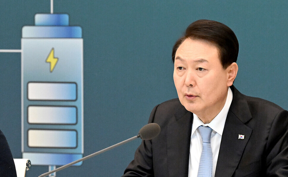 President Yoon Suk-yeol speaks at a national strategy meeting on secondary cell batteries held at the Blue House guest house on April 20. (presidential office pool photo)
