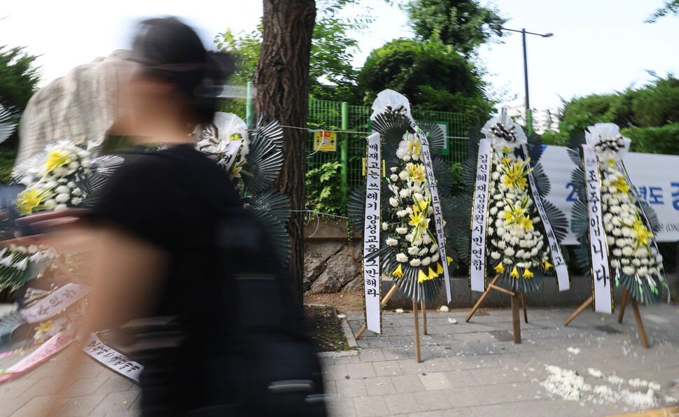2026년 7월1일 서울 강동구 고덕동 배재고등학교 앞에 학교와 야구부를 비판하는 내용의 근조화환이 줄줄이 놓여 있다. 한겨레 김정효 기자 hyopd@hani.co.kr