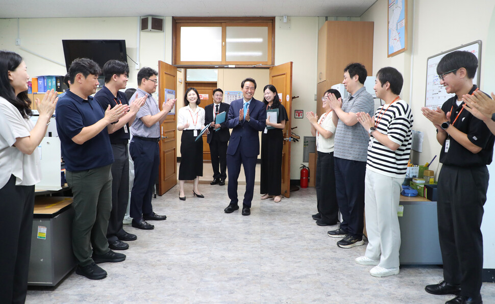 우상호 강원지사가 직원들과 소통하는 모습. 강원도 제공