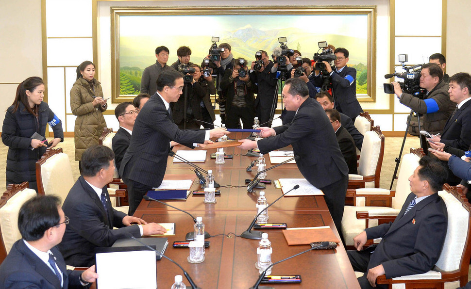South Korean Minister of Unification Cho Myoung-gyon (left) exchanges joint press statements with Ri Sonn-gwon