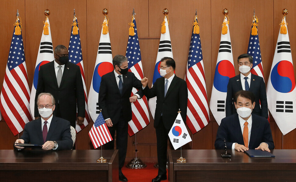 South Korean Foreign Minister Chung Eui-yong (2nd R) and US Secretary of State Antony Blinken (2nd L) bump elbows during the 11th Special Measures Agreement signing ceremony at the foreign ministry in Seoul on Thursday. (photo pool)
