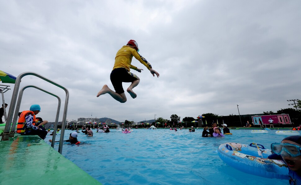2022년 6월26일 오후 서울 서초구 ‘잠원 한강 수영장’에서 한 어린이가 다이빙하고 있다. 연합뉴스
