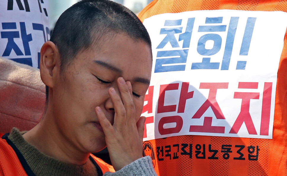 Members of the Korean Teachers and Education Workers’ Union have their heads shaved during a protest against the government’s decision to revoke the union’s legal status