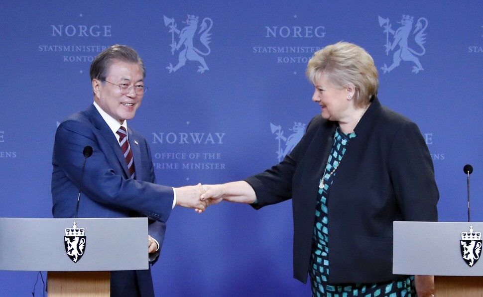South Korean President Moon Jae-in shakes hands with Norwegian Prime Minister Erna Solberg during their joint press conference in Oslo on June 13. (Yonhap News)